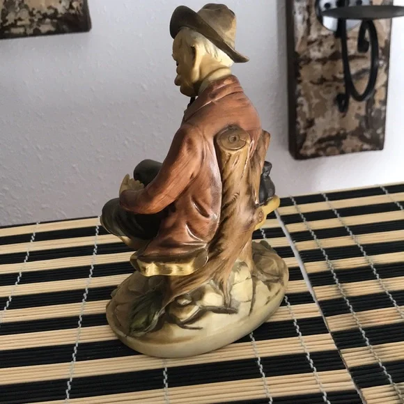 Man sitting on a bench - Picture 4 of 8